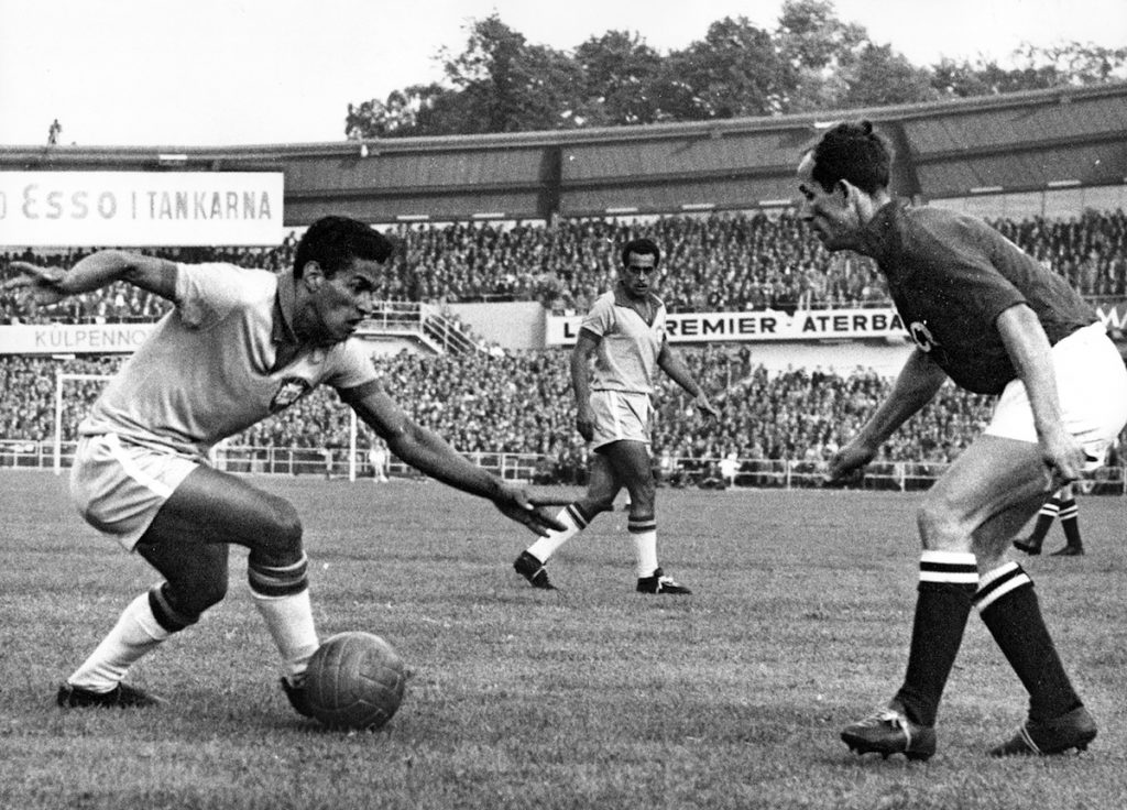 Garrincha in un suo classico dribbling