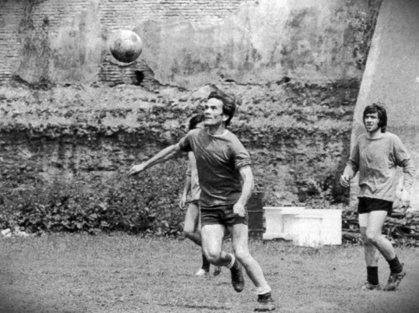 Pier Paolo Pasolini gioca a calcio