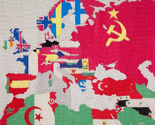 Particolare di una delle mappe di Alighiero Boetti, databile a dopo il 1990 grazie alla particolare colorazione del mare