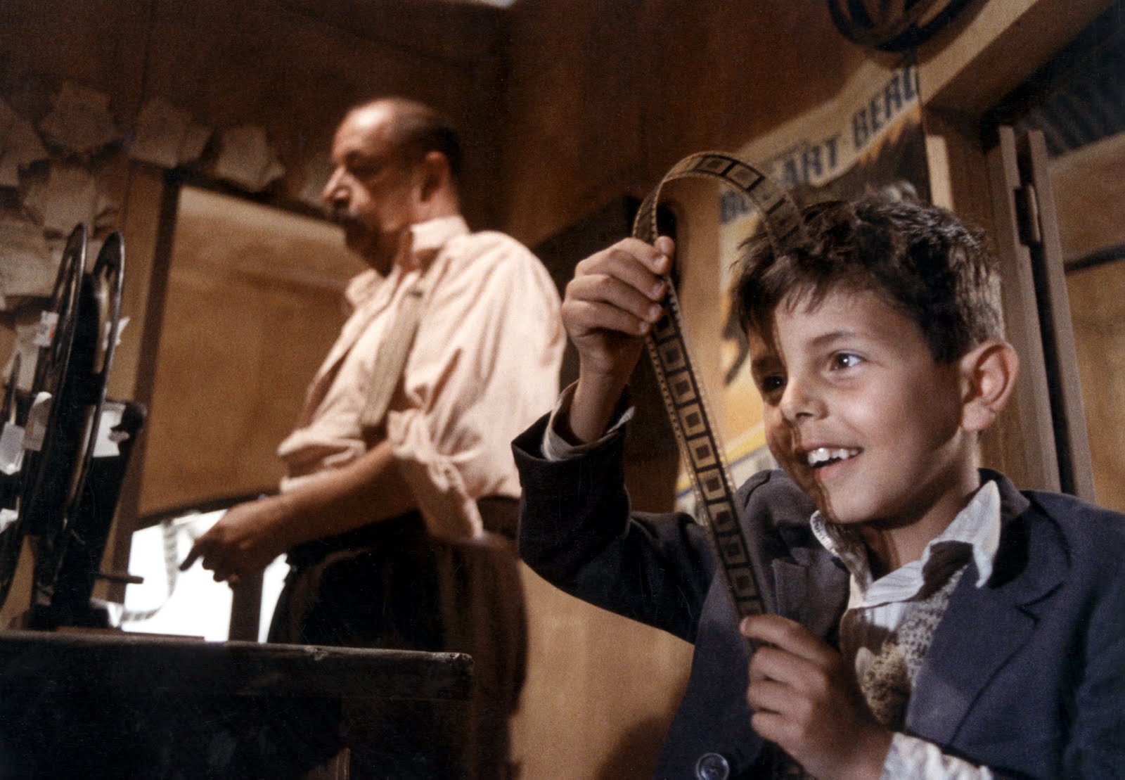 Scena tratta da "Nuovo Cinema Paradiso" di Giuseppe Tornatore (1988), con Salvatore Cascio (Salvatore da Bambino) e Philippe Noiret (Alfredo)
