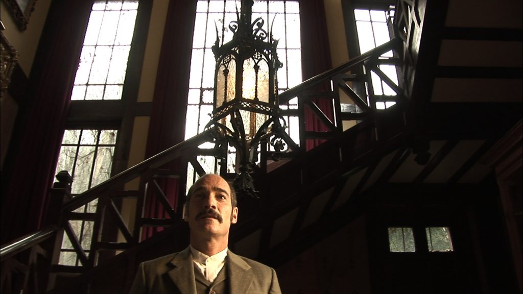Scena tratta da "Nucingen Haus" di Raul Ruiz (2009), con Jean-Marc Barr