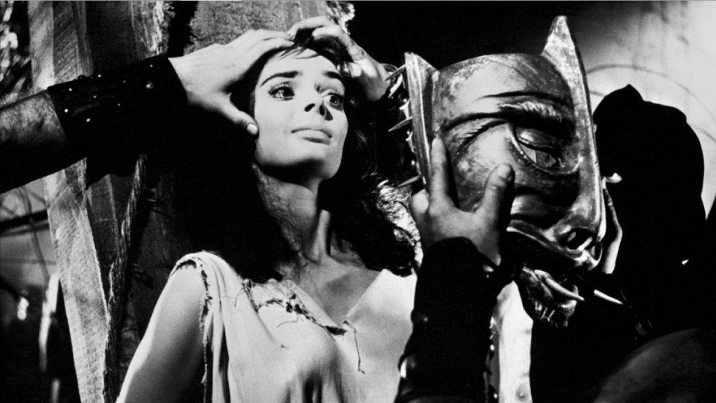 L'attrice-musa di Mario Bava Barbara Steele sul set di "La maschera del demonio" (1960)