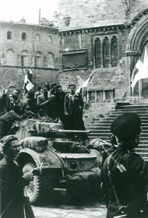 Alleati a Perugia nel 1944 di fronte il Palazzo dei Priori