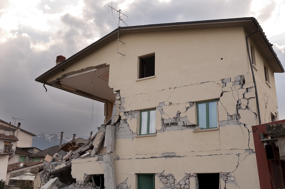 I resti di una casa distrutta dal sisma del 2016
