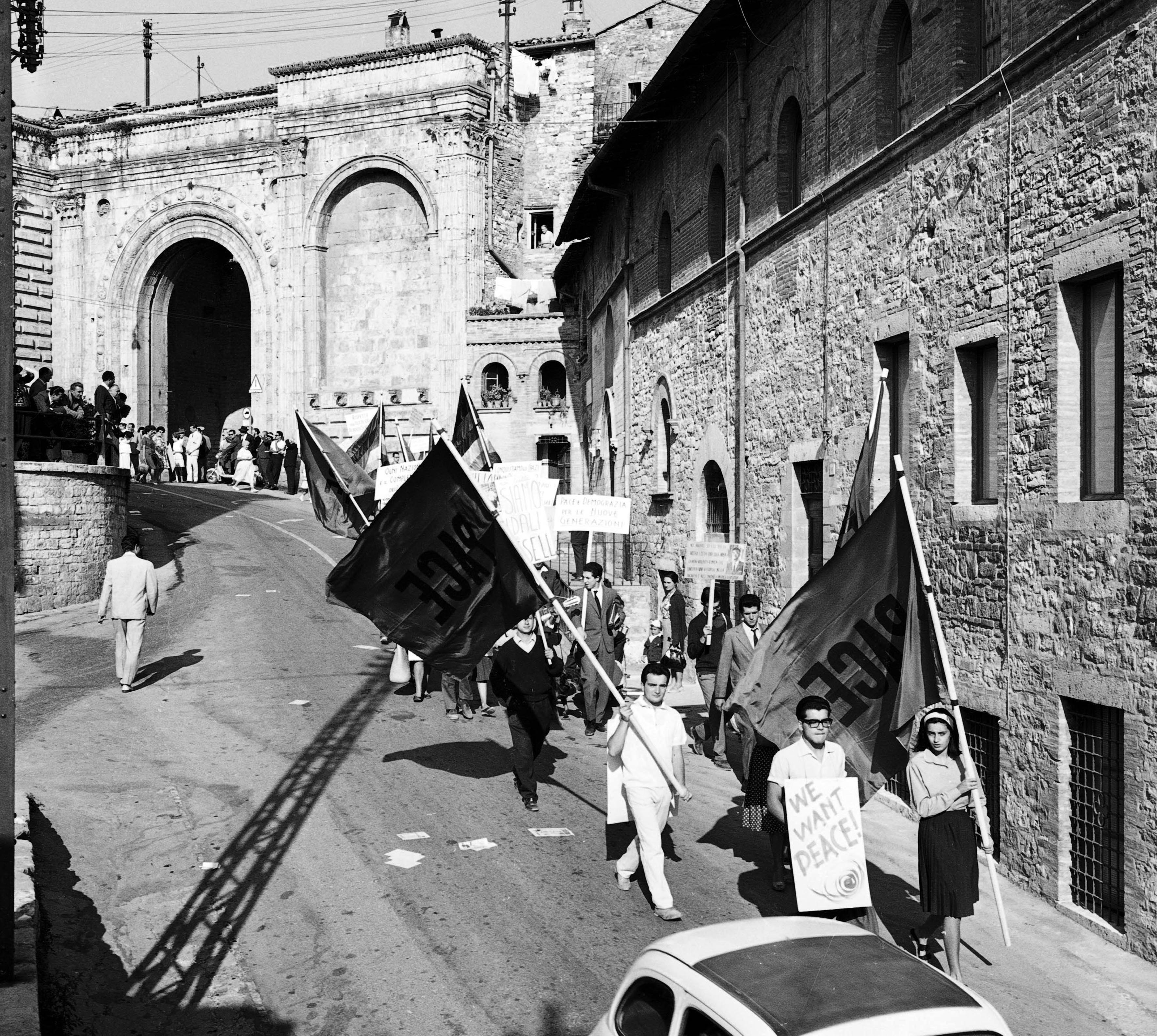 foto della prima marcia della pace promossa da Aldo Capitini