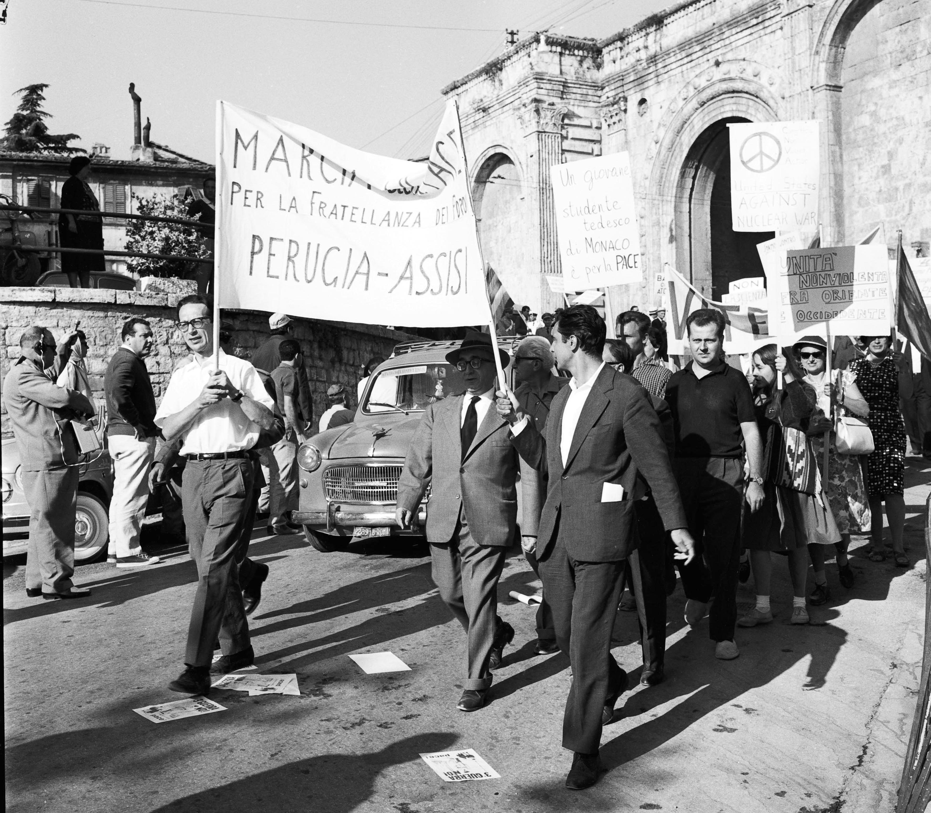 Porta San Pietro a Perugia: prima Marcia della Pace promossa da Aldo Capitini