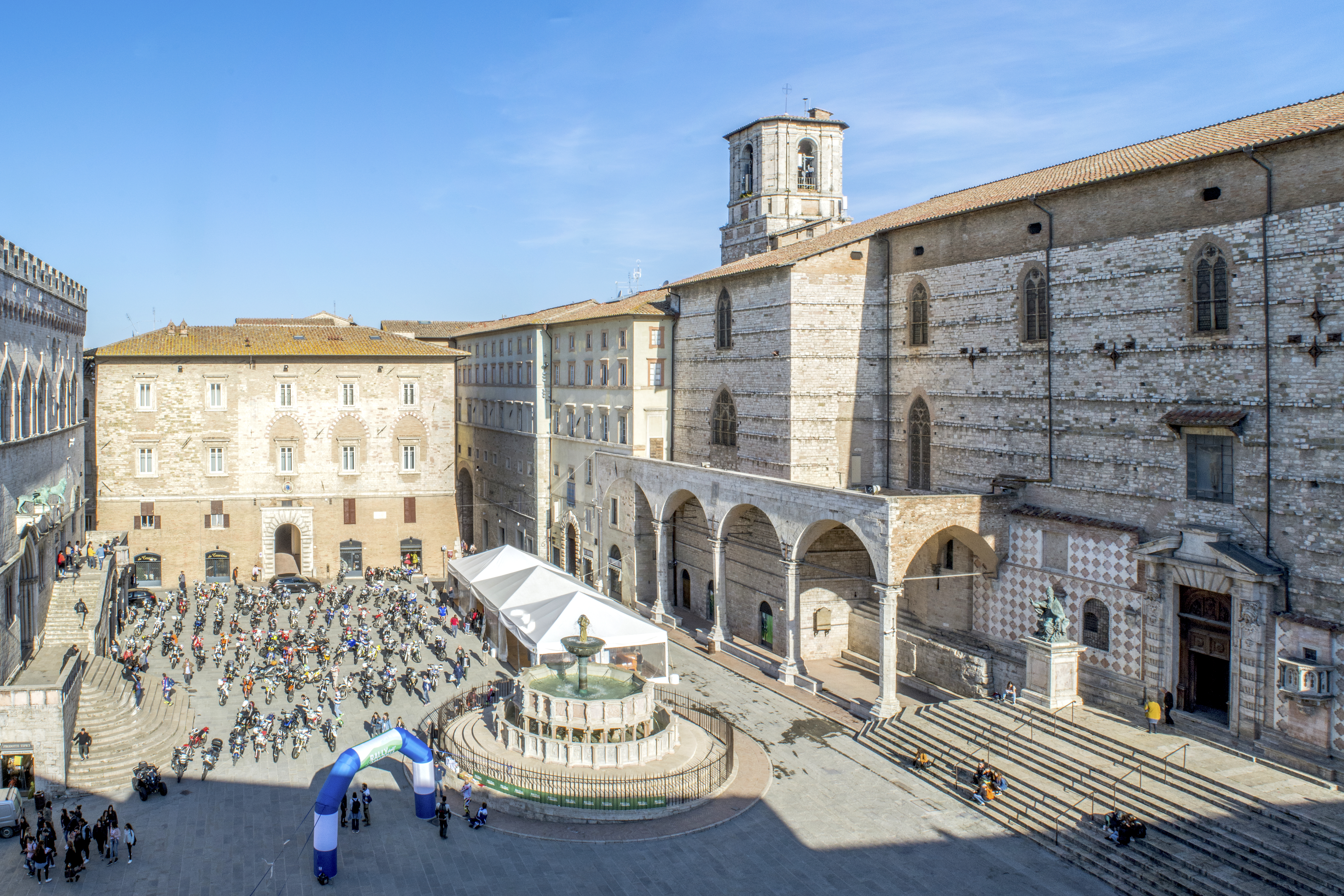 Piazza IV Novembre a Perugia, partenza del settimo Rally dell'Umbria