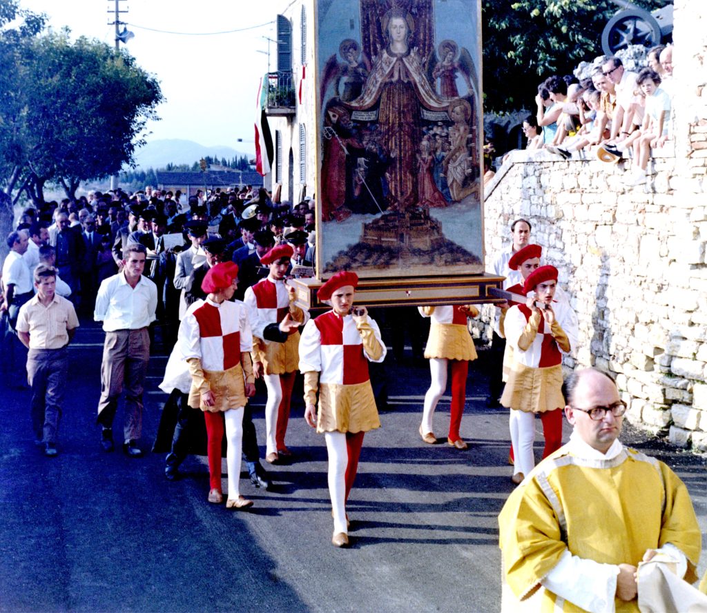 Corciano, primo corteo storico, valletti col gonfalone, 1969