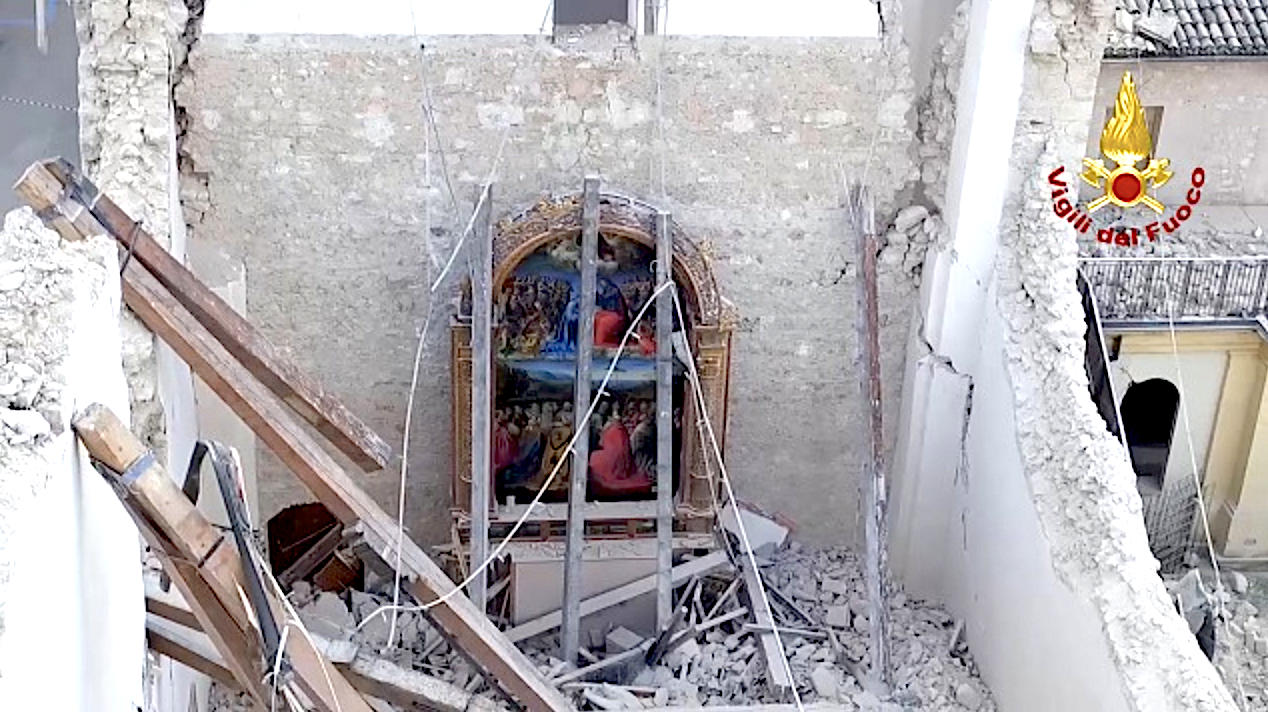 Crollo del tetto della chiesa di San Francesco a Norcia, pala dell'altare