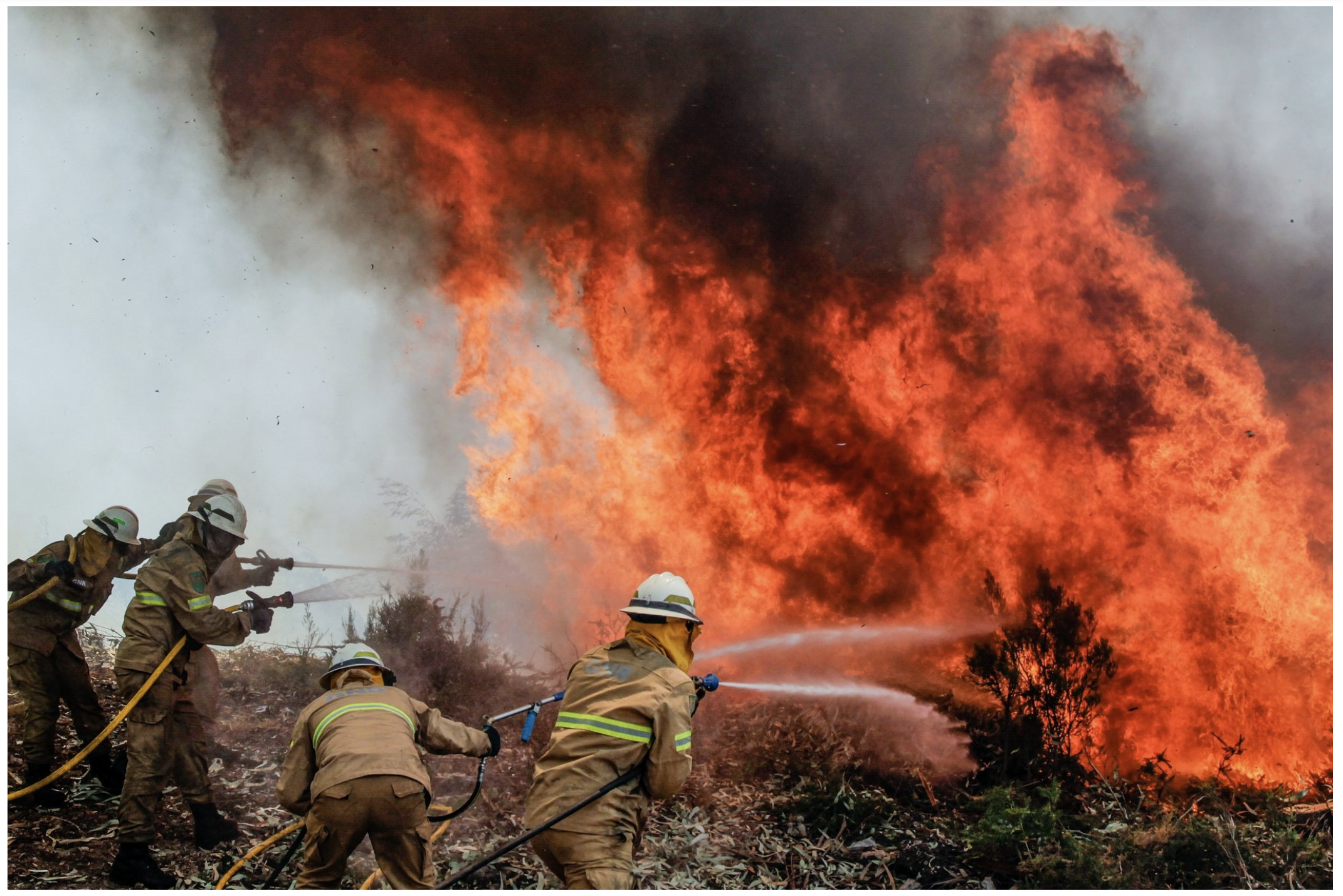 Portogallo, Vigili del Fuoco impegnati nello spegnimento di un incendio