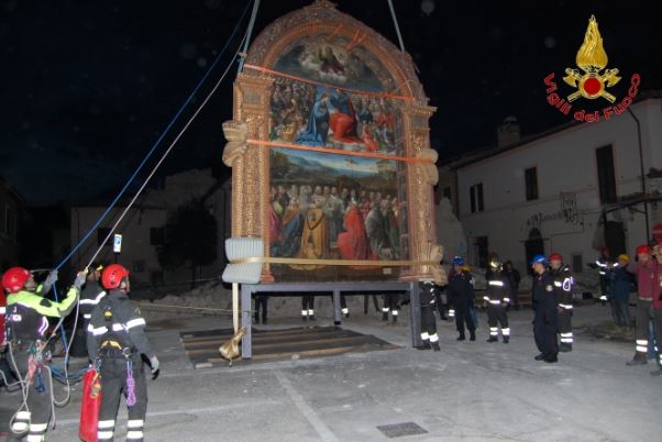 5/11/2016, i Vigili del Fuoco recuperano la pala d'altare di Jacopo Siculo a Norcia